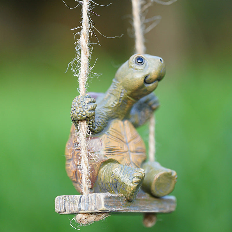⏰ 50 % RABATT – Nur für kurze Zeit 🐢 Gartenfigur Schildkröte auf Schaukel 🌿 Deko aus Kunstharz für Garten, Terrasse & Balkon